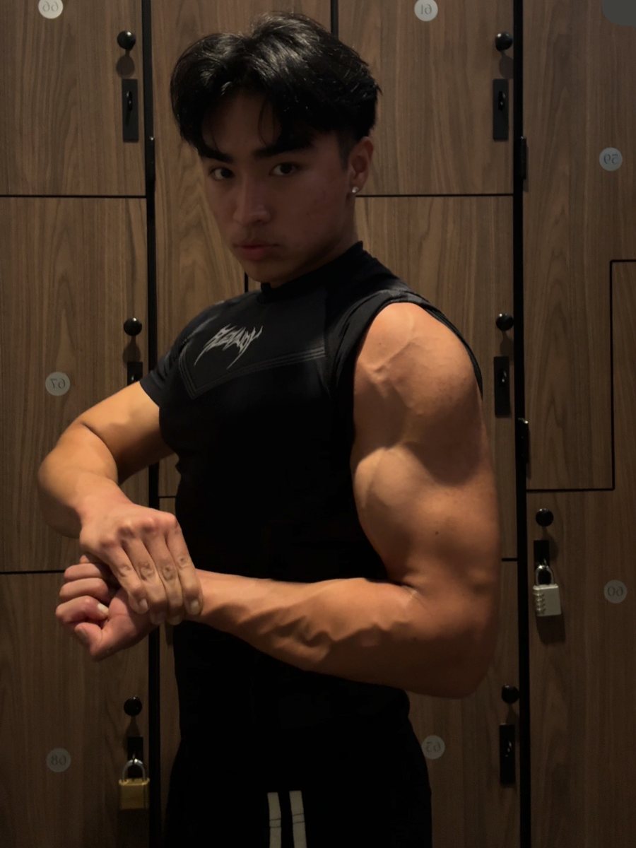 Arshan lean, arm flexed